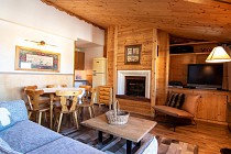 Chalet Diamant - woonkamer met eettafel en openhaard (DIA31)